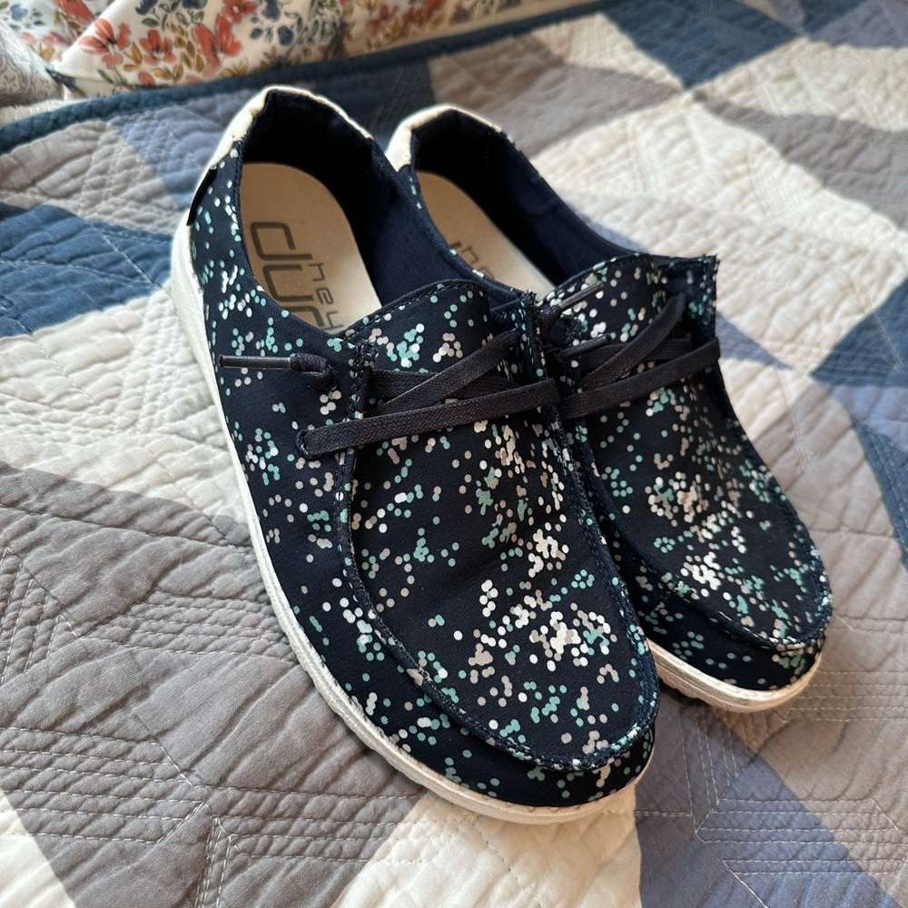 NWOT Women’s Wendy Hey Dudes, size 6